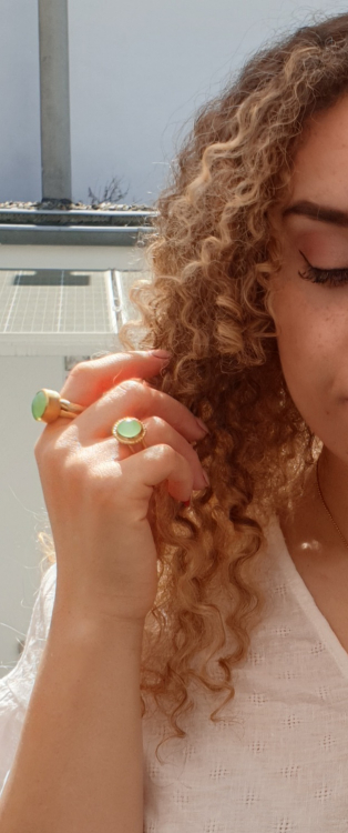 Ring "Mojitomacaron", goldplattiert mit einem Phrenit.